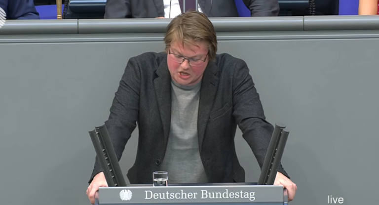 „Leichen an Mauern von Europa gespült“ – Wie schafften es diese Buben in Bundestag?