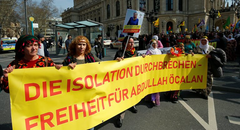 Tausende Kurden demonstrieren in Frankfurt – Hunderte verbotene Fahnen einkassiert
