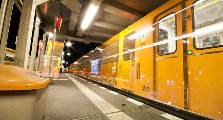 Berliner U-Bahn: Mann und Frau durch Stiche schwer verletzt