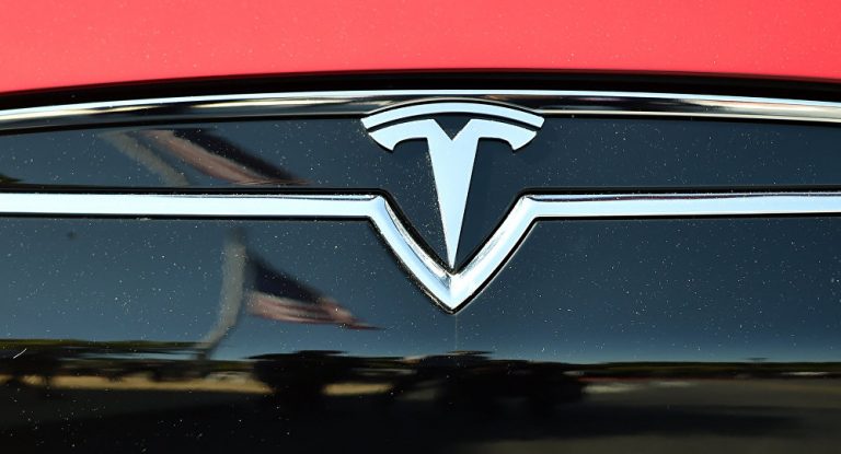 Ermittlung eingeleitet: Tesla-Auto explodiert auf Parkplatz in Schanghai – VIDEO