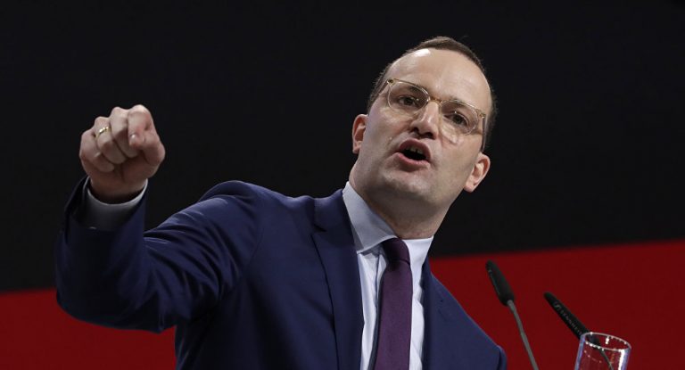 Oben-ohne-Aktivistinnen attackieren Gesundheitsminister Spahn – VIDEO