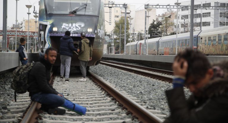 Athen: Migranten blockieren Zugverkehr mit Sitzprotest auf Bahngleis – VIDEO