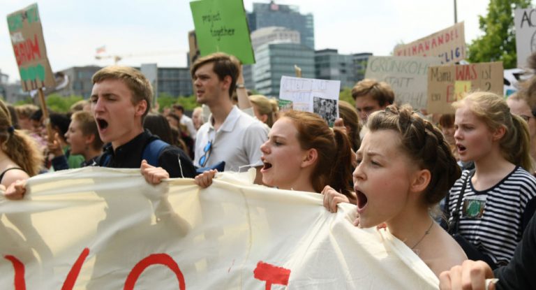 „Fridays for Future“-Aktivisten stürmen Vortrag von Christian Lindner – und blamieren sich (Video)