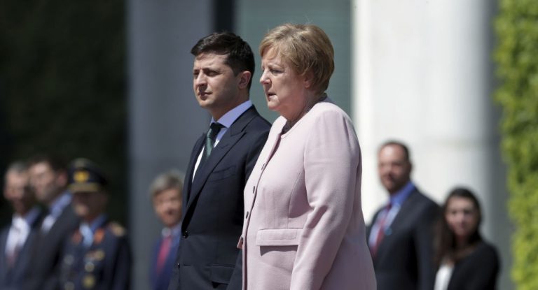 Merkel erlebt heftigen Zitteranfall bei Treffen mit Selenski – VIDEO