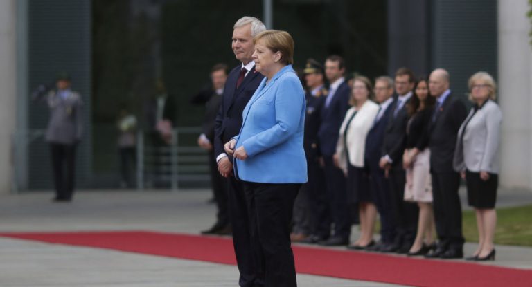 Sorgen um die Kanzlerin: Merkel erleidet zum dritten Mal Zitteranfall – Video
