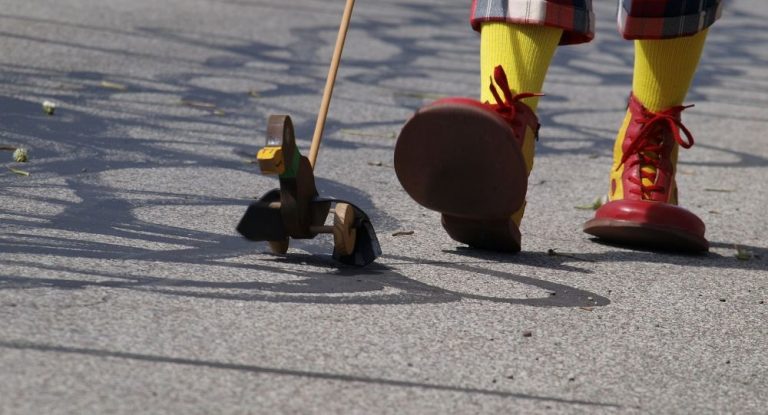 Razzien gegen Schleuserei: Bande lockte Artisten nach Deutschland und beutete sie aus