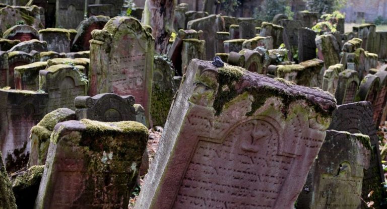 Deutschland: Jede zweite Woche wird ein jüdischer Friedhof geschändet