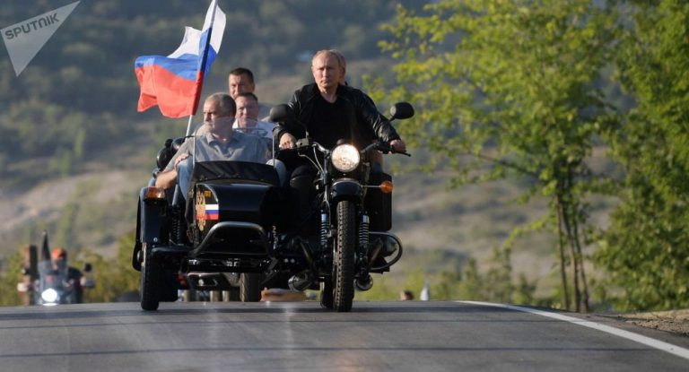 Putin kommt mit Motorrad zu Bike-Show auf der Krim – Video