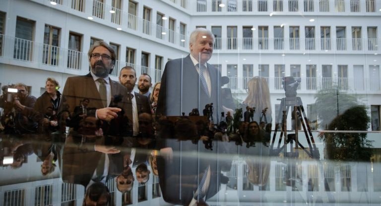 Urlaub in Syrien: Seehofer droht Heimatbesuchern mit Abschiebungen