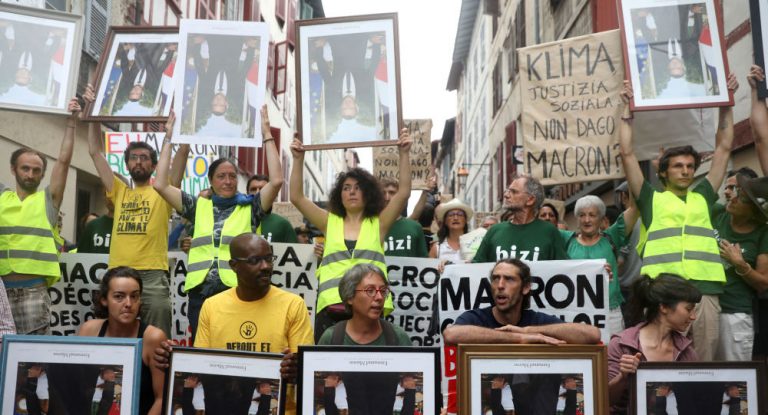 Aktivisten marschieren mit umgedrehten Macron-Porträts gegen G7 – Video