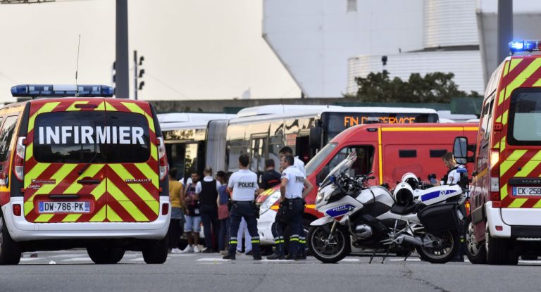 Tödlicher Angriff mit Messer und Küchenspieß in Lyon: Identität des Angreifers genannt – Video