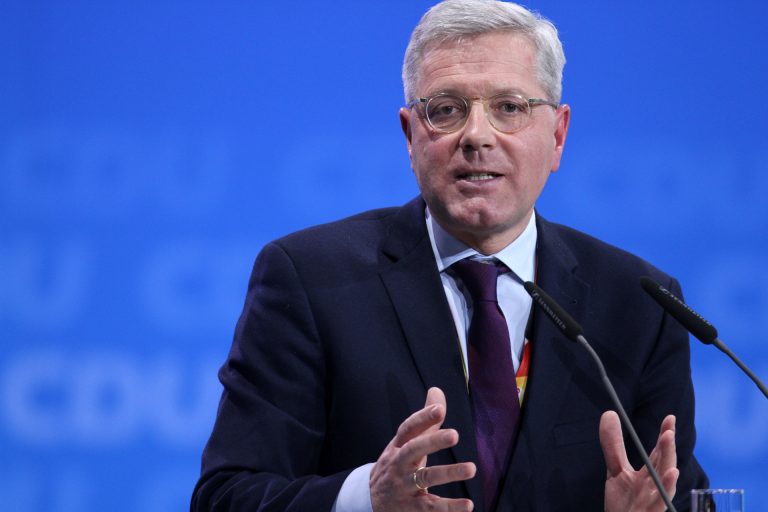 Gegen Aufnahme Russlands: Röttgen will G7 nicht zu G8 machen