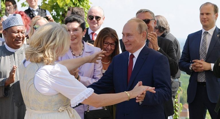 Karin Kneissl erinnert sich an Treffen mit Putin und will Tolstois Russland erleben