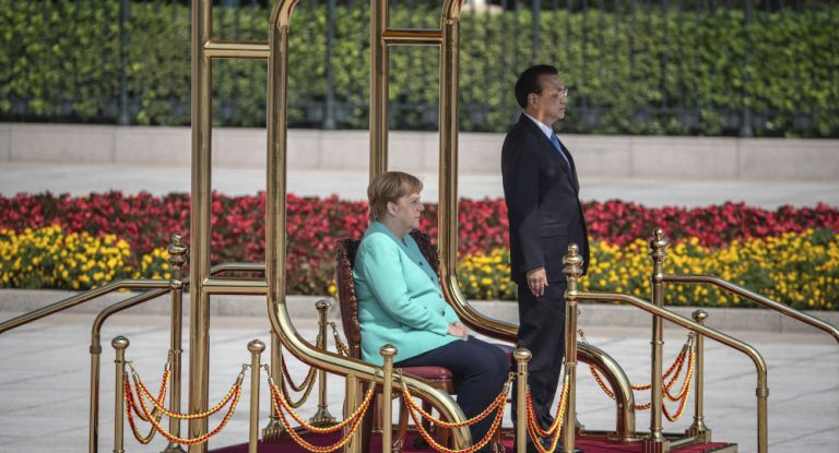 Empfang mit militärischen Ehren: Bundeskanzlerin bleibt in Peking sitzen – Fotos und Video
