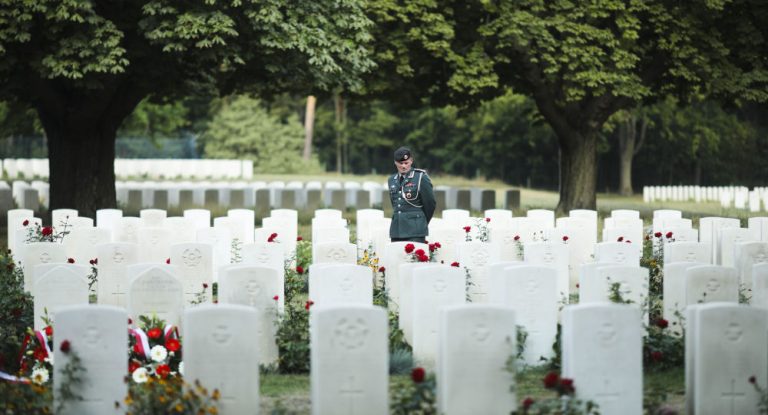 Wer wollte das deutsche Volk kleinkriegen? Historikerin weist auf Geschichtsverheimlichung hin