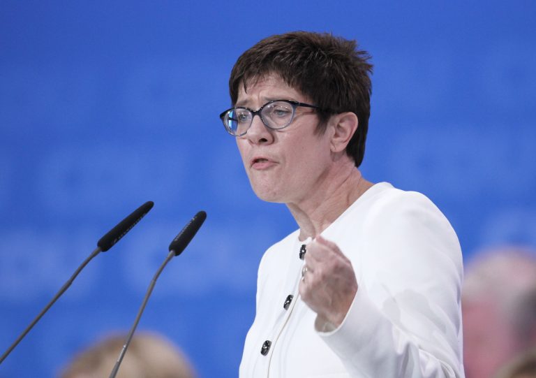 AKK will geschlossenes Vorgehen gegenüber Russland
