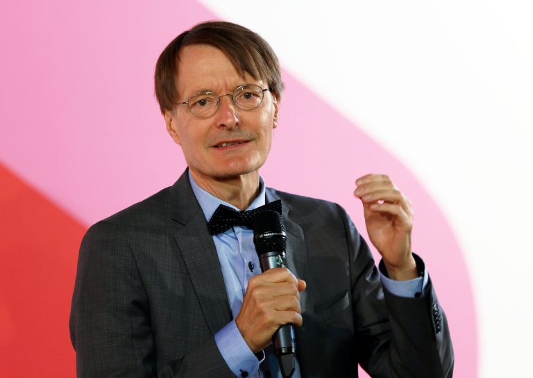 Lauterbach fordert Maskenpflicht für Party-Locations