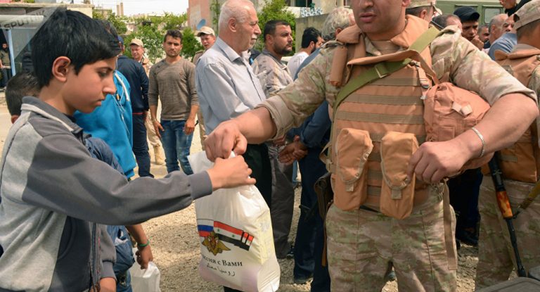 Russische Soldaten verteilen 3,5 Tonnen Nahrungsmittel in Syrien