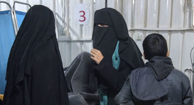 USA bringen IS-Frauen aus syrischem Flüchtlingslager al-Hol – Medien