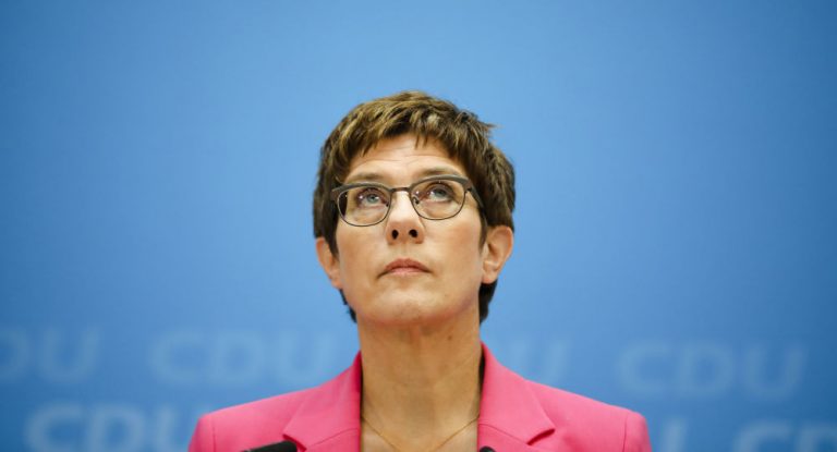 „Annexion”: Kommen jetzt Erdogans Flüchtlinge als Antwort auf AKKs Kritik?