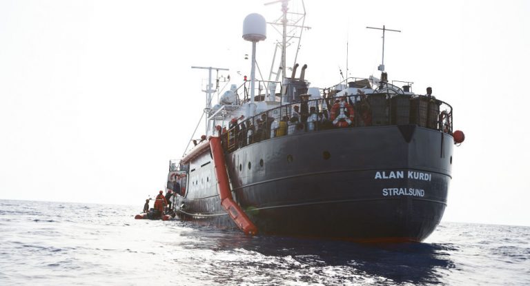 Deutsches Schiff „Alan Kurdi“ bei Migrantenrettung offenbar von libyschen Streitkräften bedroht