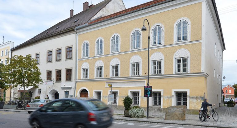 „Unmissverständliches Zeichen“: Polizei zieht in Hitlers Geburtshaus ein