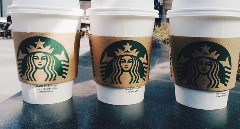 „Schwein“ statt Name auf Trinkbecher: Starbucks feuert Mitarbeiter wegen Polizisten-Beleidigung