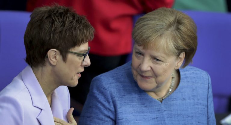 „Zermürbt zwischen Loyalität zu Merkel und CDU-Führung“: Biograf sieht AKK in einer Zwickmühle