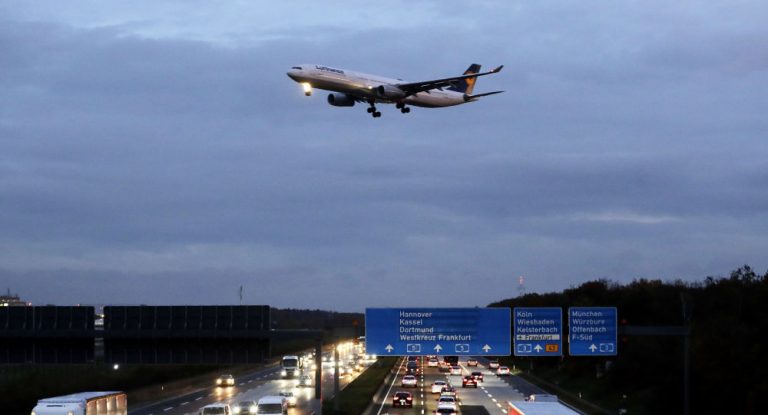 Nach Abschiebung aus Türkei: Zwei angebliche IS-Anhängerinnen in Frankfurt gelandet