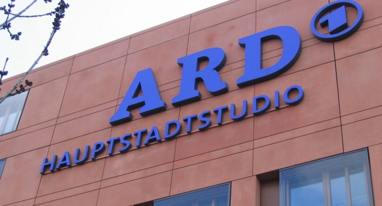 „Trau dich – steig aus!“: AfD sagt Mainstream-Medien den Kampf an