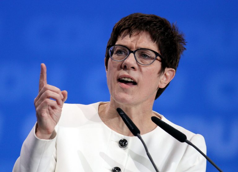 Laschet stärkt Kramp-Karrenbauer den Rücken