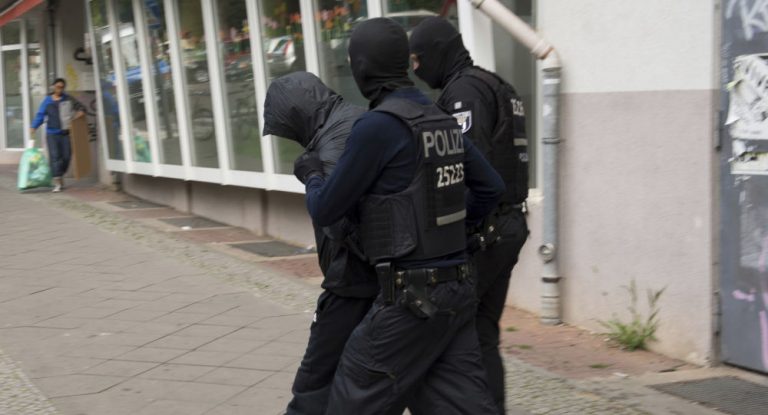 Kinderpornografie-Durchsuchung: 15-jähriger vermisste Junge im Schrank entdeckt
