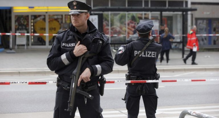 Fünf Menschen in Bayern mit Messer bedroht – Polizei nimmt Tatverdächtigen fest