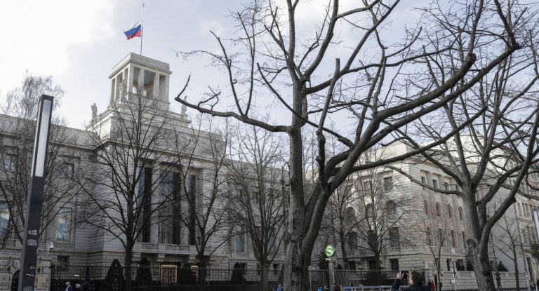 Nach Mord im Kleinen Tiergarten: Bundesregierung weist russische Botschaftsmitarbeiter aus