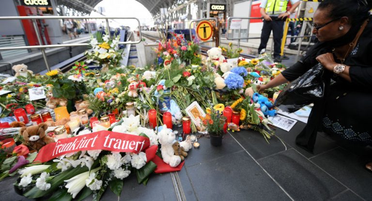 Junge in Frankfurt vor ICE gestoßen: Staatsanwaltschaft stuft die Tat nicht als Mord ein