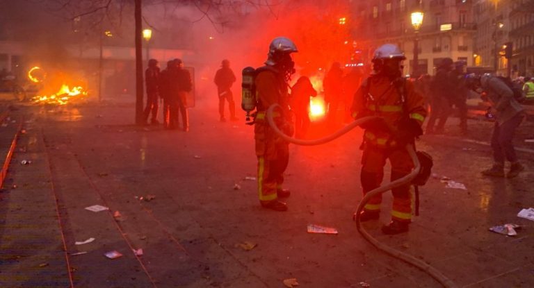 Bis zu 1,5 Million Menschen auf den Straßen: Krawalle wegen Rentenreform in Frankreich – Videos