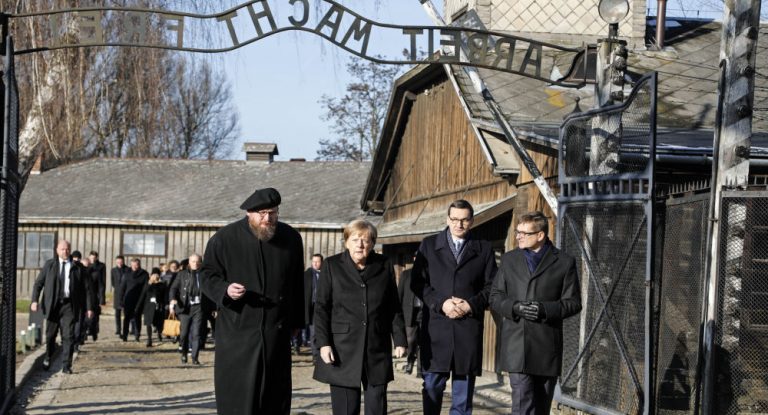 Merkel zum ersten Mal als Kanzlerin zu Besuch in Auschwitz
