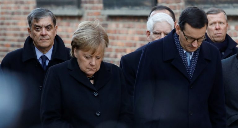 Merkel verliert bei Besuch in Auschwitz Gleichgewicht – Video