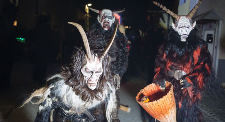 Schock-Video: Prügeln hier Krampusse auf Migranten ein? – Verein spricht von „Falschmeldungen“