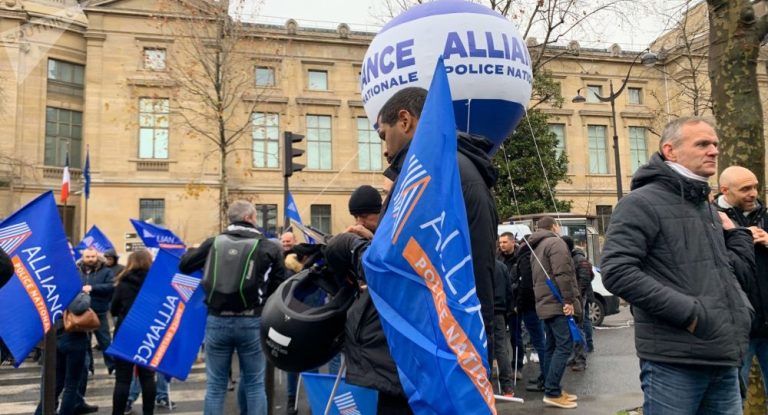 Paris: Auch Polizisten protestieren gegen die Rentenreform