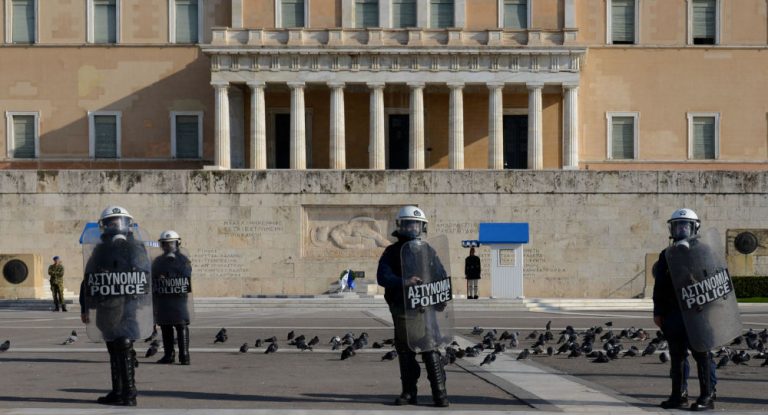 Selbstgebastelte Bombe vor Polizeirevier in Athen gefunden