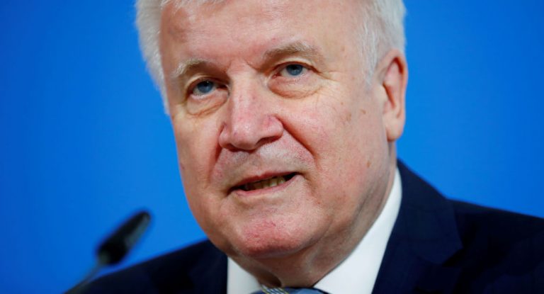 Rechtsradikale in deutschen Behörden: Seehofer kündigt große Überprüfung an
