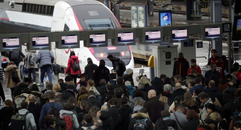 Bahnchaos in Frankreich: Macron ruft zu Streikpause auf – Gewerkschaften widersetzen sich