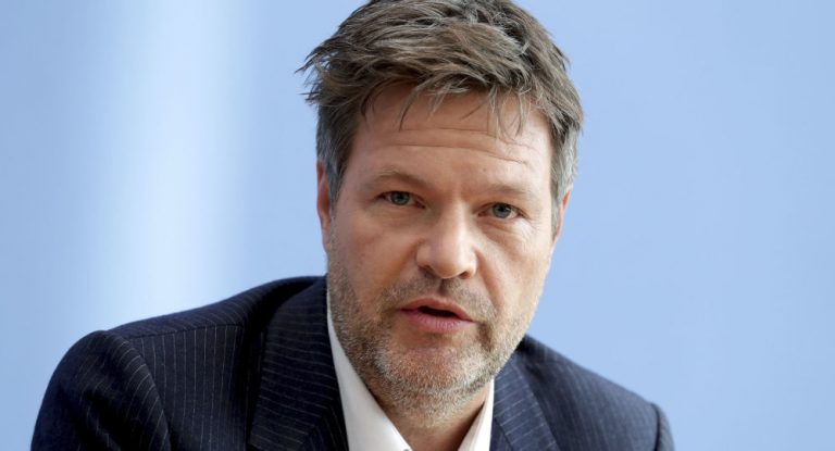 Habecks Vorschlag zu Migrantenkindern: „PR-Aktion vor Weihnachten” oder „Gebot der Menschlichkeit”?