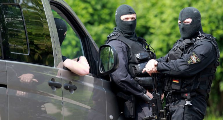 Clanmitglieder durchbrechen Polizeikontrollen in Berlin und bedrängen Polizisten vor Krankenhaus