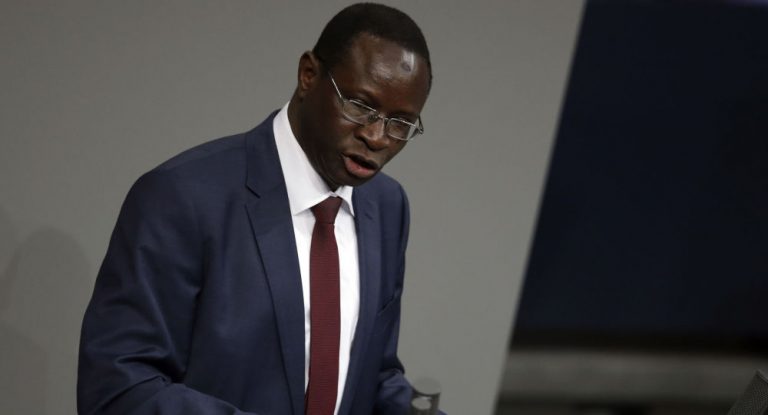 Einschusslöcher im Büro: Merkel sagt SPD-Abgeordnetem Diaby Unterstützung zu