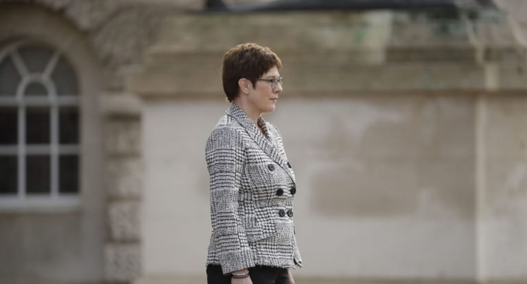 Syrien, Auslandseinsätze, Libyen: Wie Kramp-Karrenbauer der eigenen Regierung in die Beine grätscht