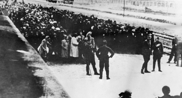 Wer an der Vernichtungsmaschine Auschwitz verdiente – Historikerin über Profiteure