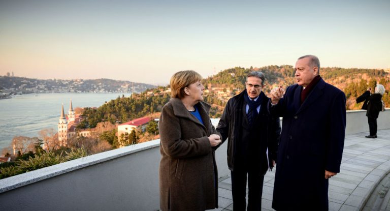 Bemühen um gute Atmosphäre, trotz Differenzen – Merkel trifft Erdogan in Istanbul