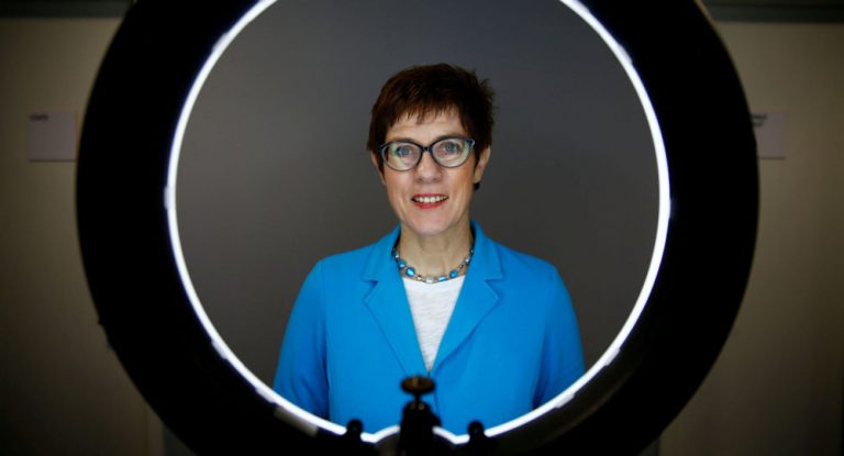 „Ausgestreckte Hand“: Kramp-Karrenbauer hält engere Kooperation mit Russland für möglich